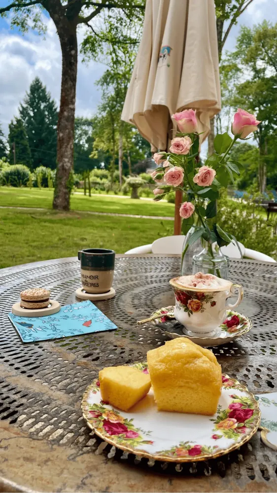 Thé et pâtisseries en terrasse